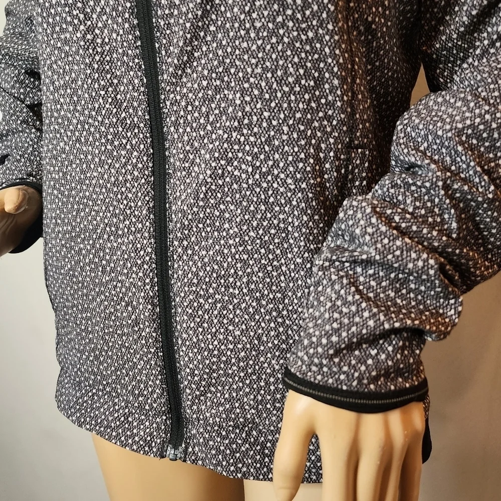 Lululemon Hit It Jacket In Frozen Fizz White Black / Black‎ Size 6 Like New